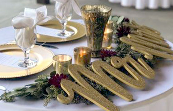 Mister and Misses Décoration in gold glitter laying on a Décorated table